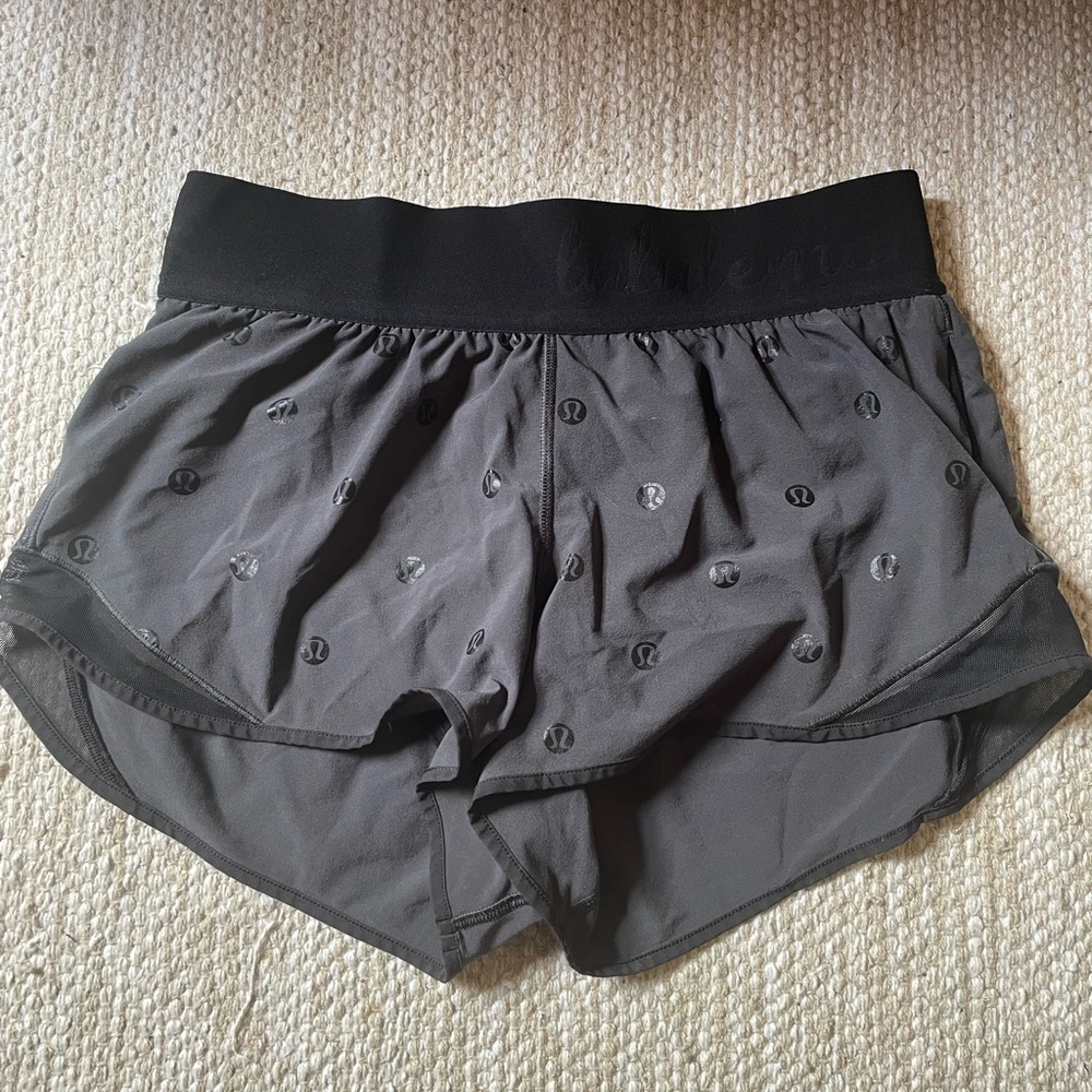 NWOT Lululemon Logo Hotty Hot 2.5” Size 4